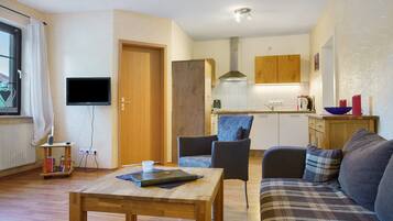 Télévision, lecteur de DVD, table de tennis de table