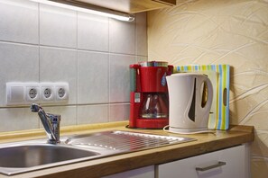 Een koelkast, een microgolfoven, een oven, een kookplaat