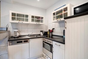 Frigorifero, forno, piano cottura, lavastoviglie