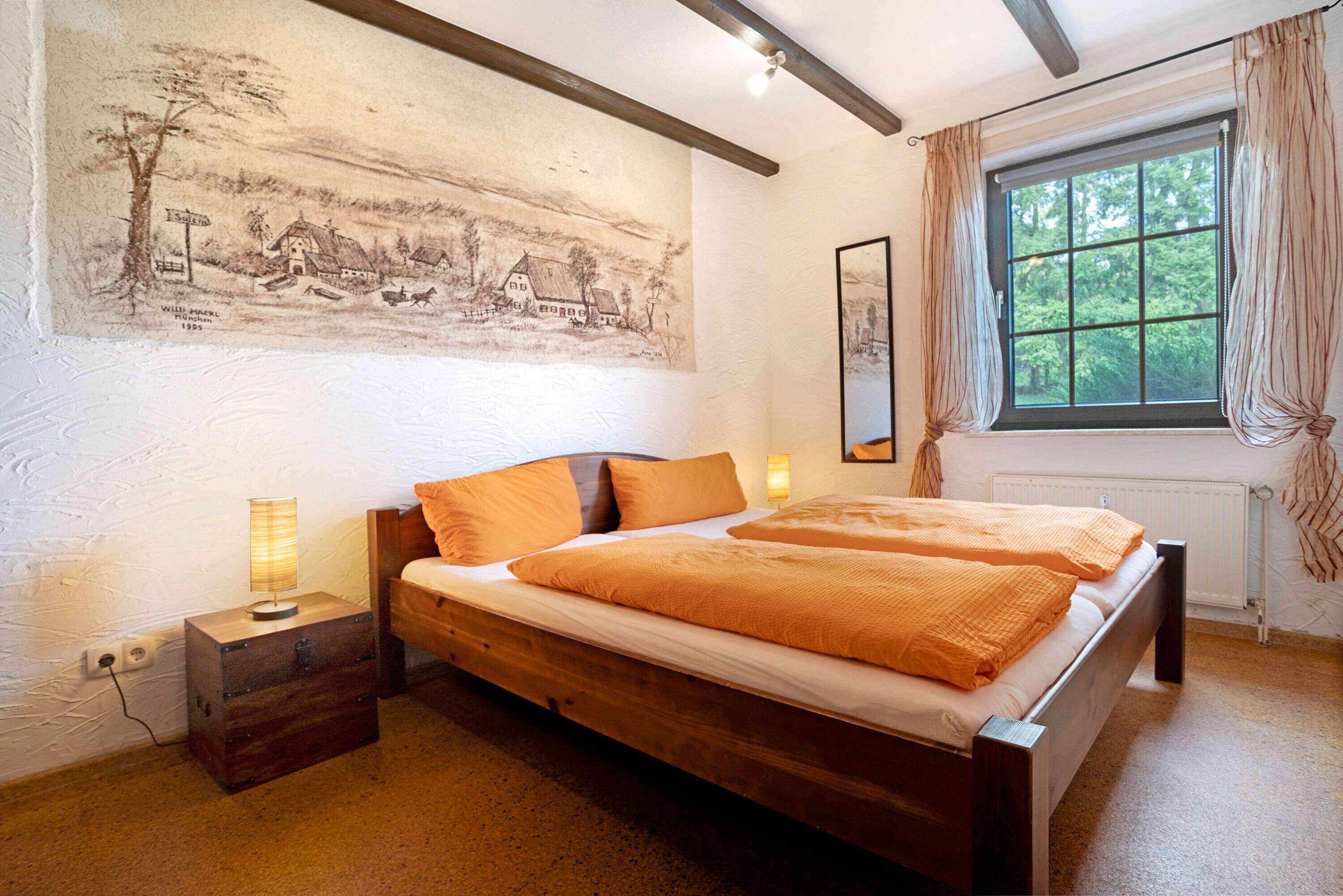 Ein Schlafzimmer mit einem hölzernen Bett, einem Nachttisch, einer Lampe, einem Fenster mit Vorhängen und einem Wandbild.