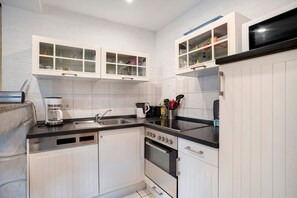 Frigorífico, horno, placa de cocina y lavavajillas