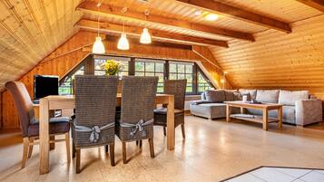 Televisio, DVD-soitin, pöytätennispöytä