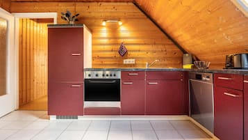 Een koelkast, een oven, een kookplaat, een vaatwasser