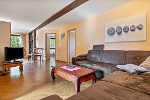 TV, table tennis - Holiday Apartment 'Müritz, 80sqm' with Shared Terrace, Shared Garden and Wi-Fi (Malchin)
