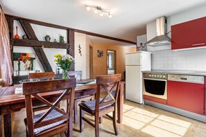 Fridge, oven, stovetop, dishwasher - Holiday Apartment 'Müritz, 80sqm' with Shared Terrace, Shared Garden and Wi-Fi (Malchin)