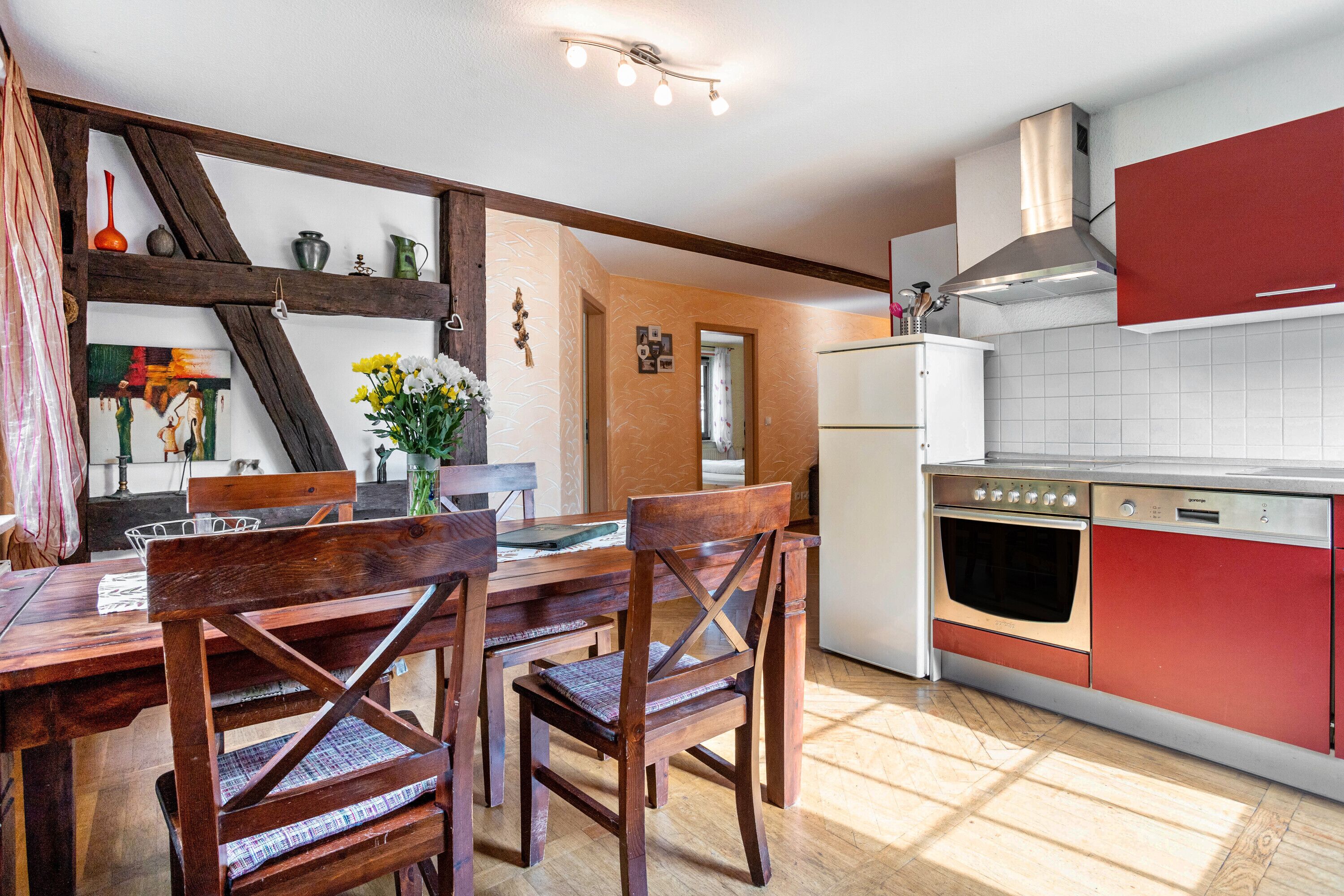 Kjøleskap, ovn, kokeplater og oppvaskmaskin