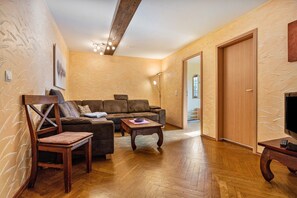 TV, ping pong - Holiday Apartment 'Müritz, 80sqm' with Shared Terrace, Shared Garden and Wi-Fi (Malchin)