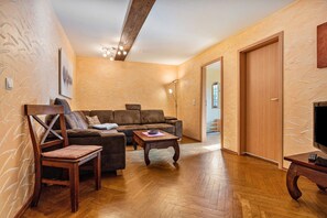TV, table tennis - Holiday Apartment 'Müritz, 80sqm' with Shared Terrace, Shared Garden and Wi-Fi (Malchin)