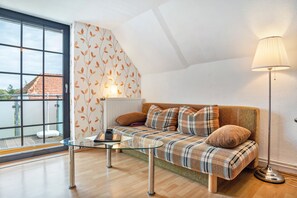 Fernseher, DVD-Player, Tischtennisplatte