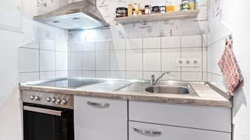 Een koelkast, een oven, een kookplaat, een vaatwasser