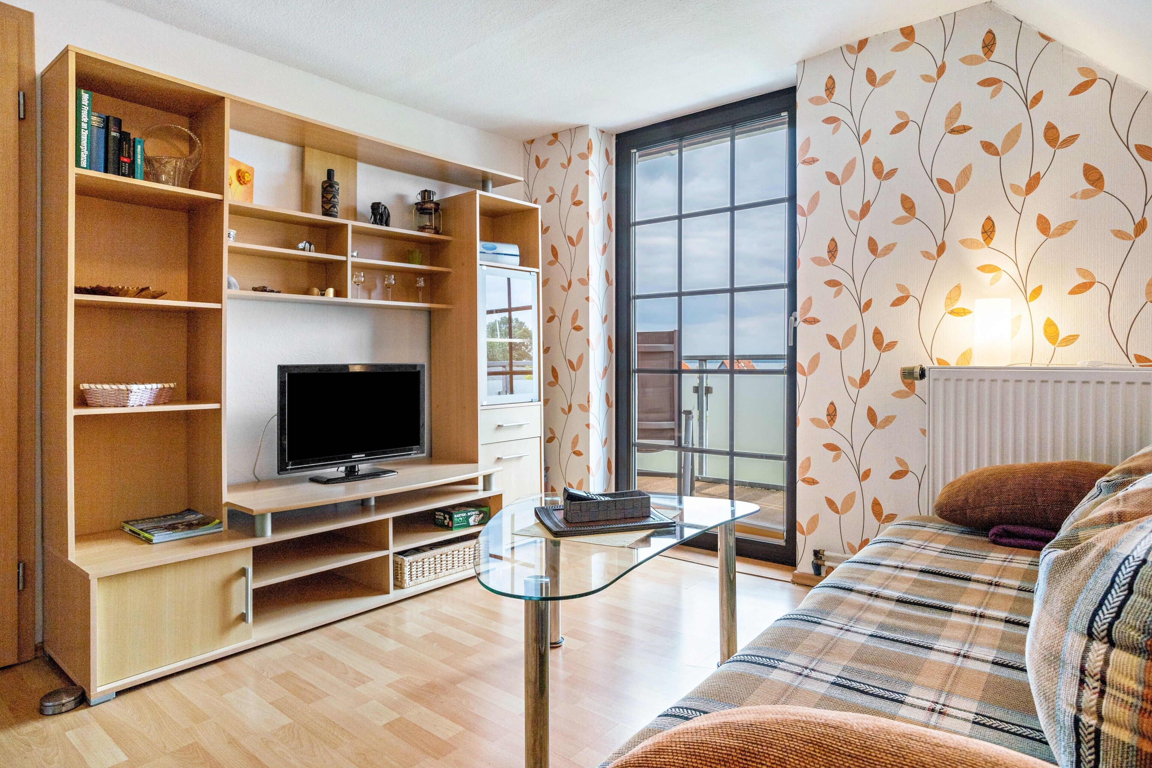 Tv, dvd-spelare och ett bordtennisbord