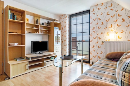 TV, DVD player, ping pong. Apartment 'Tollensesee' with Lake View, Shared Terrace and Wi-Fi