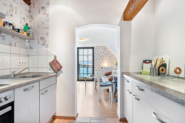 ثلاجة، فرن، موقد طهي مسطح، غسالة أطباق