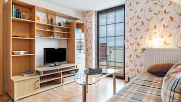 Televisión, reproductor de DVD y tenis de mesa