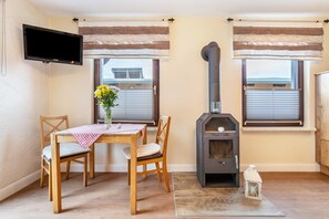 Dining - Apartment 'Malchiner See, 35qm' with Lake View, Shared Terrace and Wi-Fi (Malchin)