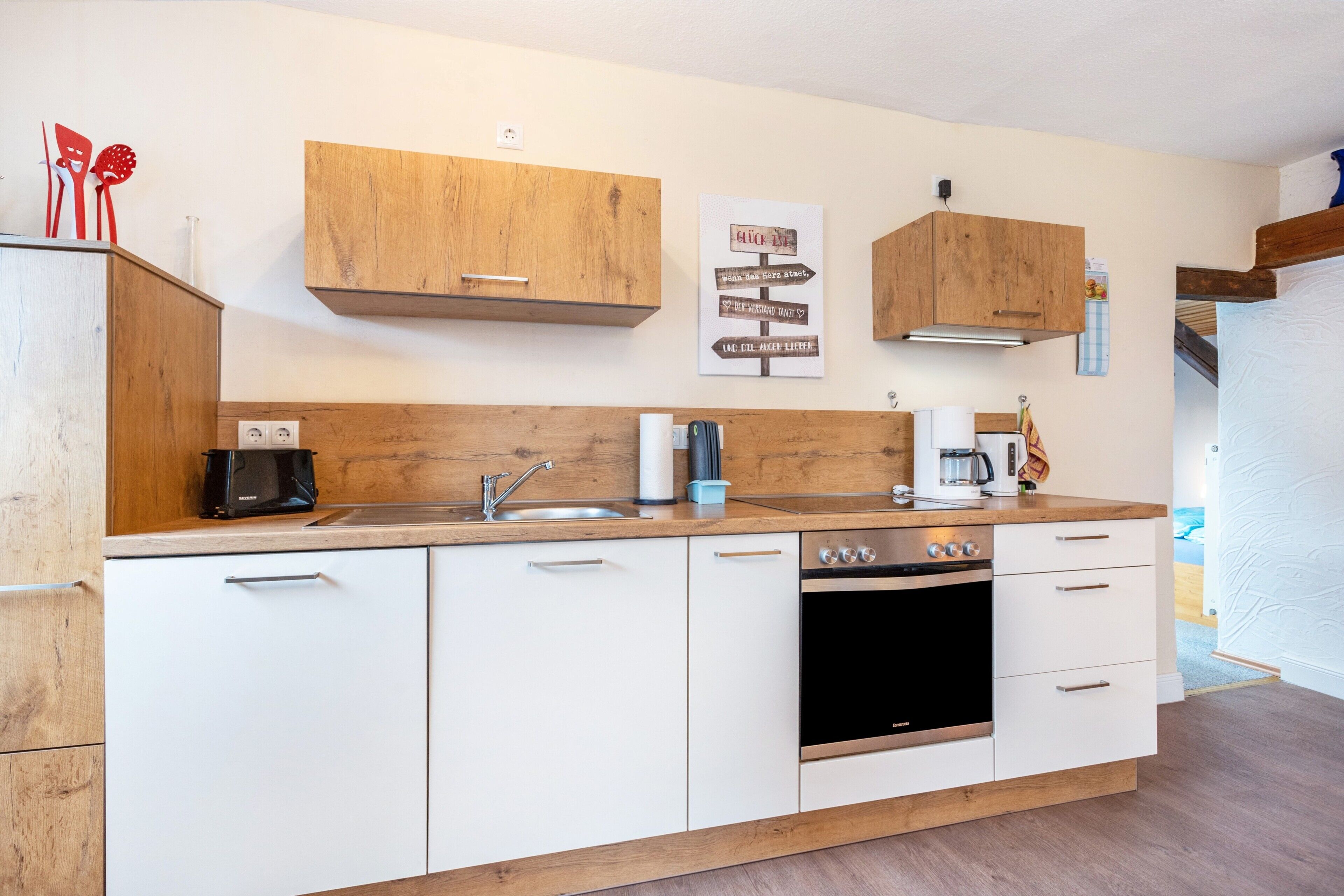 Een koelkast, een magnetron, een oven, een kookplaat