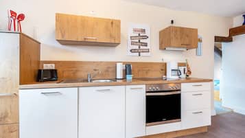 Een koelkast, een magnetron, een oven, een kookplaat