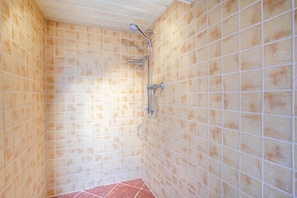 Douche, serviettes fournies