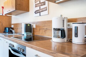 Geladeira, micro-ondas, fogão, cooktop