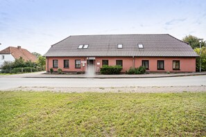 Exterior - Apartment 'Malchiner See, 35qm' with Lake View, Shared Terrace and Wi-Fi (Malchin)