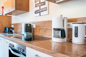 Jääkaappi, mikroaaltouuni, uuni, liesi