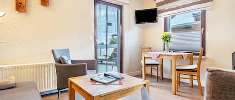 Tv, pejs, dvd-afspiller, bordtennisbord