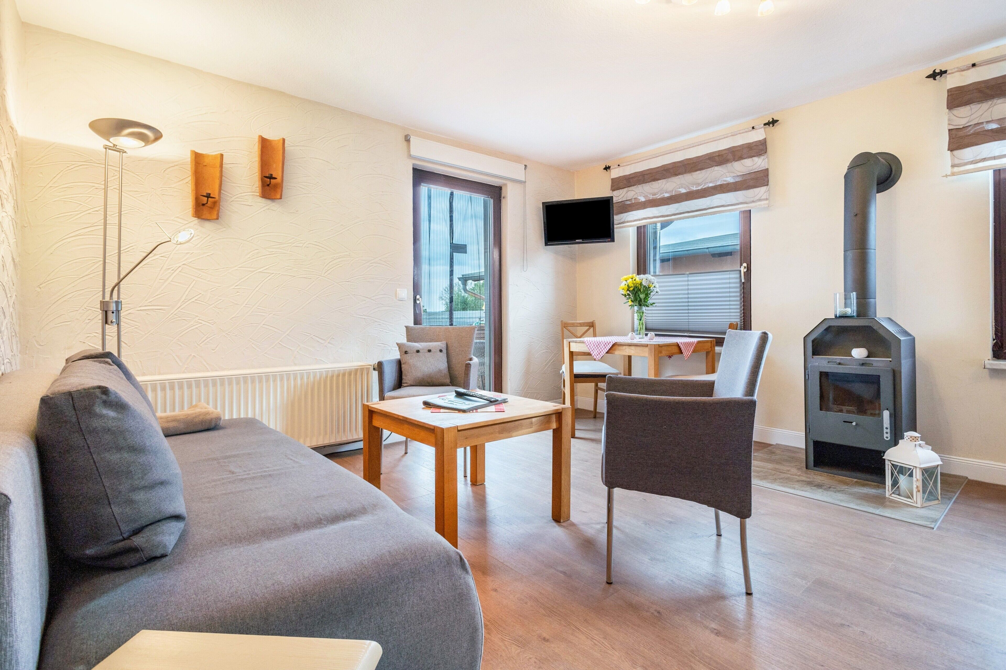 テレビ、暖炉、DVD プレーヤー、卓球台