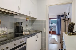 Réfrigérateur, four, plaque de cuisson, cafetière/bouilloire
