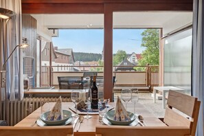 Outdoor dining - Studio Apartment 'Schwarzwaldliebe' with Mountain View, Balcony & Wi-Fi (Schönwald im Schwarzwald)