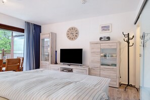 Free WiFi, bed sheets - Studio Apartment 'Schwarzwaldliebe' with Mountain View, Balcony & Wi-Fi (Schönwald im Schwarzwald)