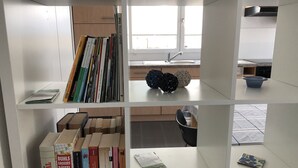 Une cuisine moderne avec une fenêtre, un évier et un plan de travail.