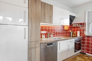 Fridge, microwave, oven, stovetop