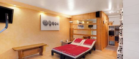 2 bedrooms, iron/ironing board, free WiFi, bed sheets