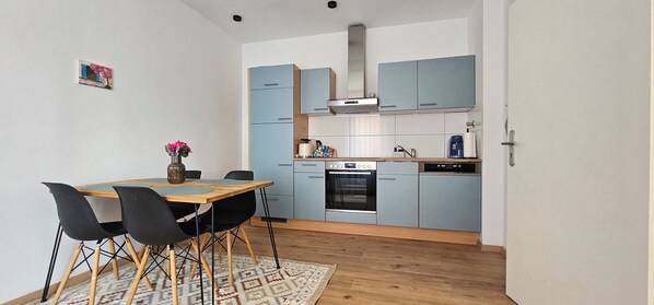 Fridge, oven, stovetop, dishwasher