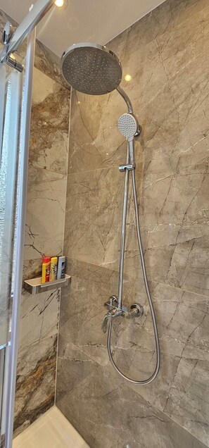 Douche, serviettes fournies, savon, shampoing