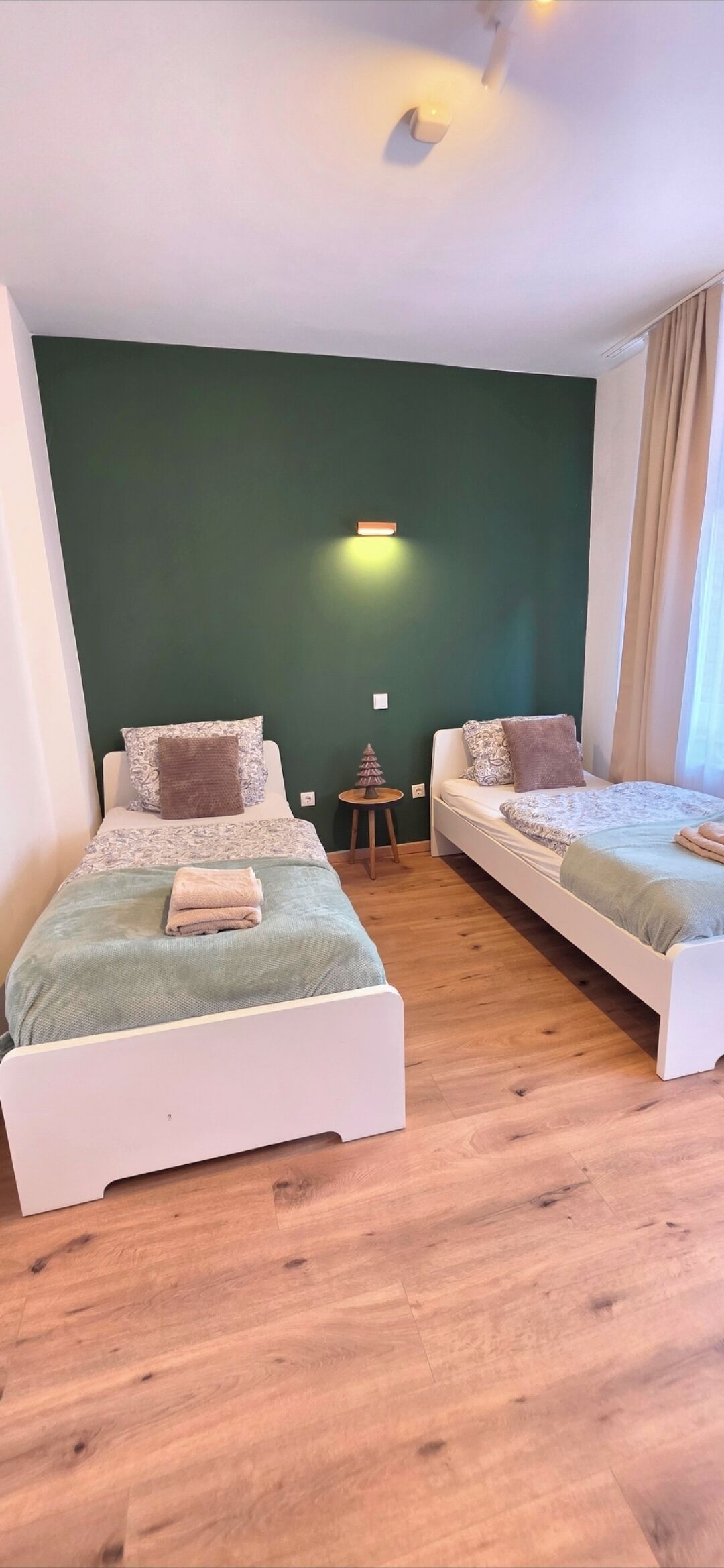 2 slaapkamers, een bureau, reisbedje, wifi