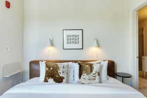 12 bedrooms, iron/ironing board, free WiFi, bed sheets - The Last Rodeo | Bachelorette Retreat | Sleeps 36 | 5 Mins to Broadway (Nashville)