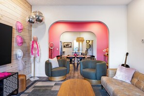 Smart TV - The Last Rodeo | Bachelorette Retreat | Sleeps 36 | 5 Mins to Broadway (Nashville)