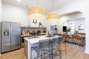 Fridge, oven, stovetop, coffee/tea maker