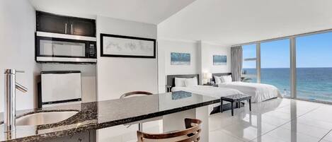 1 habitación, tabla de planchar con plancha, wifi gratis y ropa de cama