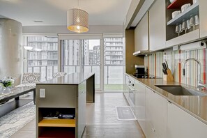 Frigorífico, microondas, horno y placa de cocina