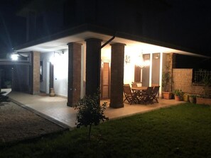 Outdoor dining - Les Trois Camélias - Tourist Inn (Capranica)