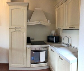 Frigorifero, microonde, forno, piano cottura