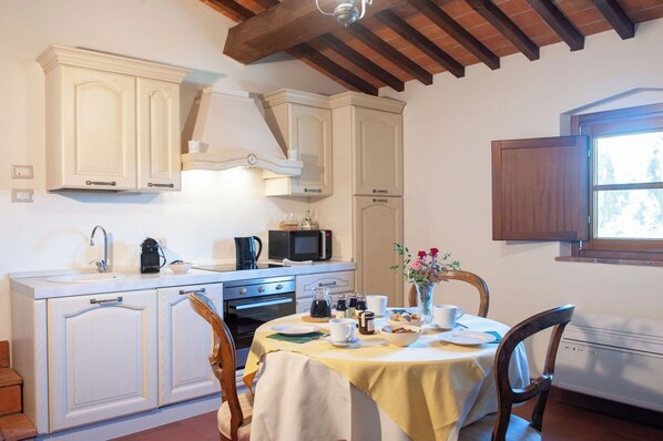 Réfrigérateur, four à micro-ondes, un four, surface de cuisson