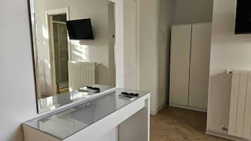 Schreibtisch, laptopgeeigneter Arbeitsplatz, kostenloses WLAN