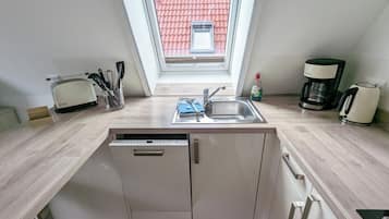 Fridge, microwave, stovetop, dishwasher