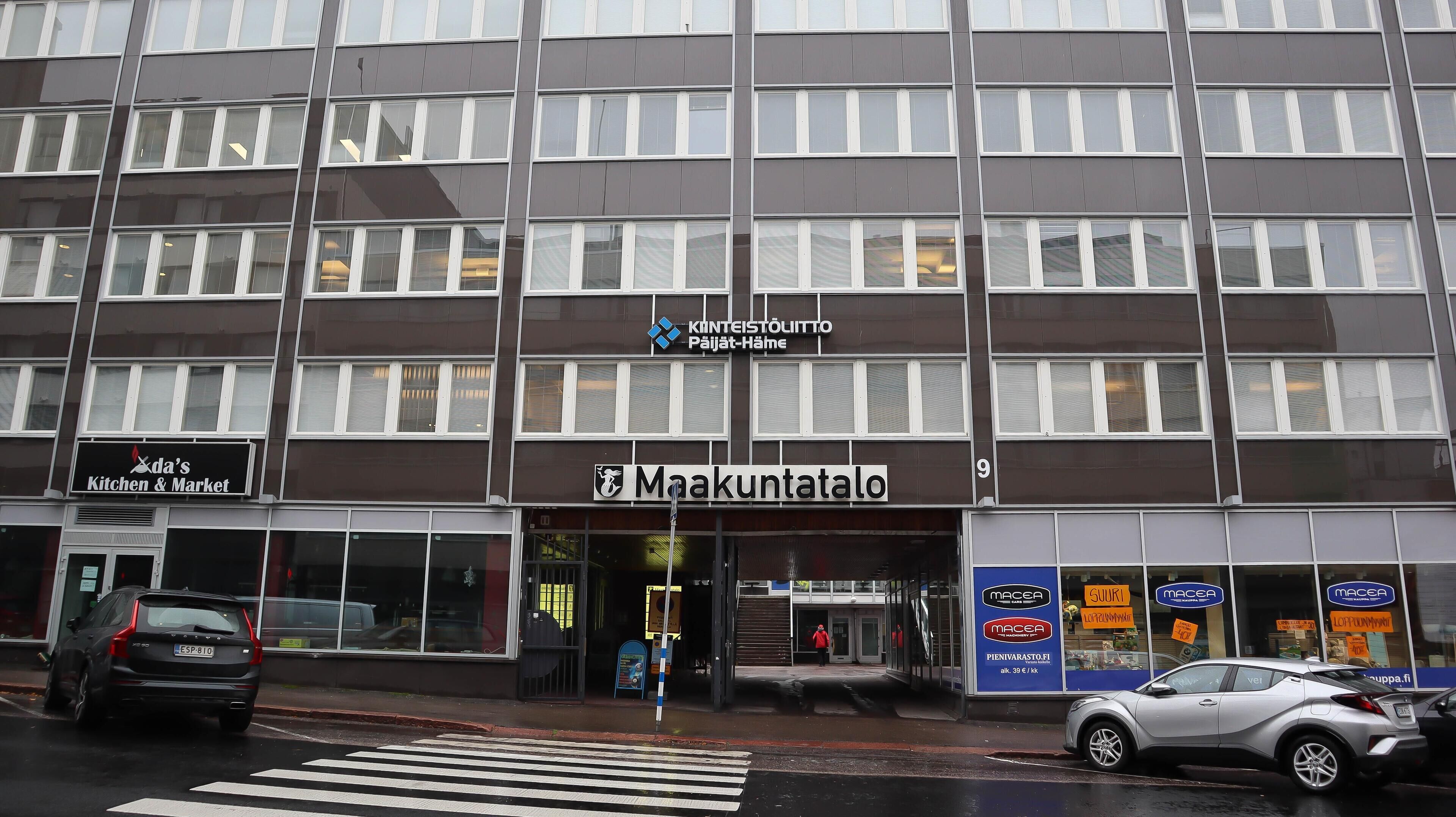 Ein mehrstöckiges Gebäude mit einem Schild für 'Maakuntalola' und 'Kinteistolittu Pääjät-Häme'.