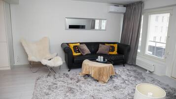 Deluxe Penthouse, Balcony, Courtyard View | 1 bedroom, iron/ironing board, free WiFi