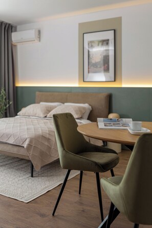 Departamento superior, balcón, vista a la ciudad | 1 habitación, escritorio y espacio para trabajar con laptop