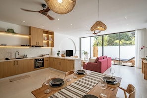Junior-Villa, Poolblick | Eigene Küche